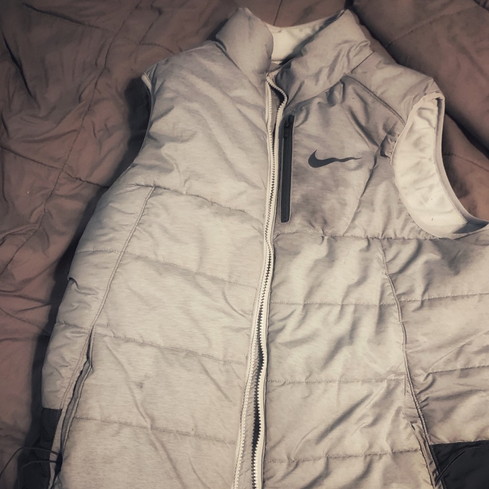 Men’s Nike Vest size Medium worn minimal. (Very Warm!)